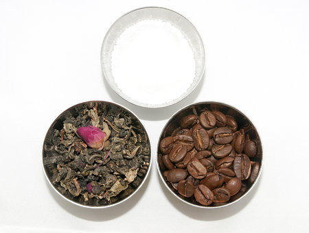 Natural tea, coffee and sugar in small bowls