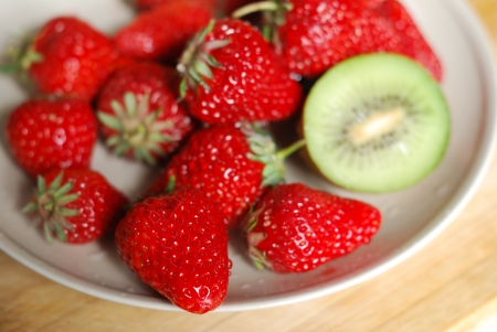 Strawberry and kiwi in plateの写真素材