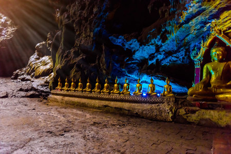 Buddha statues : The Khao Luang cave at Phetchaburi, Thailandのeditorial素材