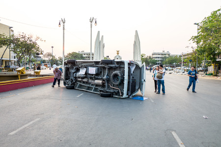 BANGKOK-FEB 22: Car damaged and broken, Thai police clash with anti-government protesters at Democracy-monument, Ratchadamnoen Road on February 22, 2014 in Bangkok, Thailandのeditorial素材