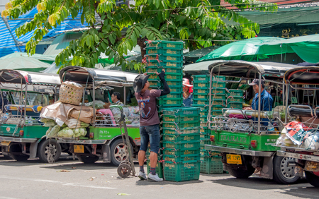 BANGKOK,THAILAND - SEP 20:Unidentified man  Basket storage of vegetable at Pak Khlong Talat  market in Bangkok,Thailand on 20 September 2013.のeditorial素材