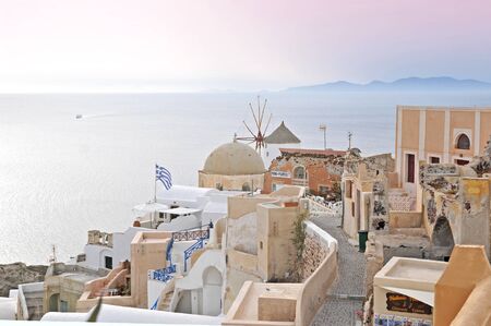 Oia cityscape can be seen from the narrow walkway along the ridgeのeditorial素材