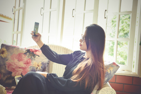 Women wearing black dress modeled in a cafe.の写真素材