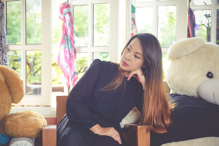 Women wearing black dress modeled in a cafe.の写真素材