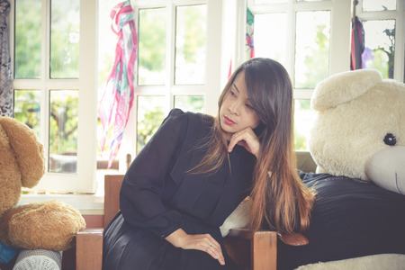 Women wearing black dress modeled in a cafe.の写真素材
