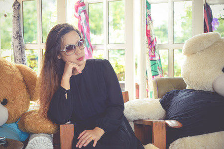 Women wearing black dress modeled in a cafe.の写真素材