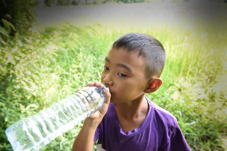 NAKHON RATCHASIMA THAILAND-OCT 17:an unidentified Children in rural areas are playing for fun. During recess time,The moment a child happy.OCTOBER 17,2015 at Nakhon Ratchasima Thailand.のeditorial素材