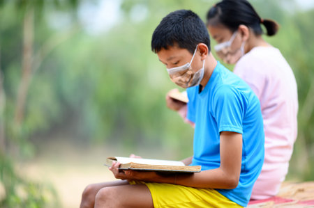Students read at home during the time of the virus epidemic.