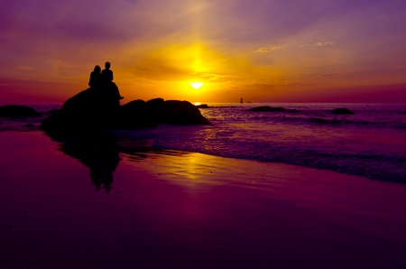 Couple in silhouette at sunrise in the morning の写真素材