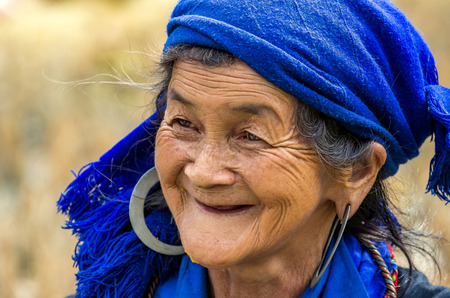 MU CANG CHAI - SEP 25 : Undefined Vietnamese Hmong in rice terrace on september 25, 2015 at mam xoi of mu cang chai district,Yenbai province, northwest of Vietnam.のeditorial素材