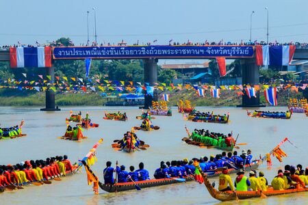 BURIRAM, THAILAND - NOV 7-8 : Unidentified crews ,waterman strong in traditional Thai long boats compete during King Cup Traditional Long Boat Race Championship on NOVEMBER, 2015 in BURIRAM ,Thailandのeditorial素材