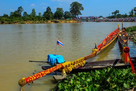 BURIRAM, THAILAND - NOV 7-8 : Unidentified crews ,waterman strong in traditional Thai long boats compete during King Cup Traditional Long Boat Race Championship on NOVEMBER, 2015 in BURIRAM ,Thailandのeditorial素材