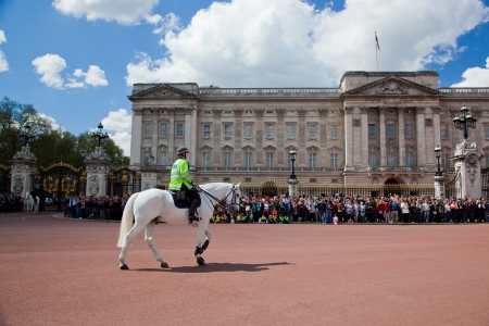 LONDON - MAY 17: British Royal guards riding on horse and perform the Changing of the Guard in Buckingham Palace on May 17, 2013 in London, UKのeditorial素材