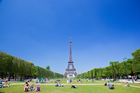 PARIS - JUNE 7  Tourists and locals take advantage of sunny summer weather on Champ de Mars next to the Eiffel Tower on June 7, 2013, Paris, Franceのeditorial素材