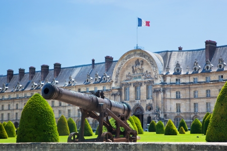 Historic cannon in the garden next to Les Invalides museum in Paris, Franceのeditorial素材