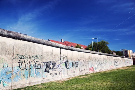 Berlin Wall Memorial with graffiti. The Gedenkstatte Berliner Mauer のeditorial素材
