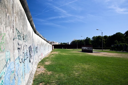 Berlin Wall Memorial with graffiti. The Gedenkstatte Berliner Mauer のeditorial素材