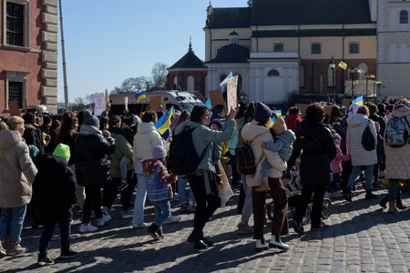 Warsaw. Poland. Castle Square. 03.18.2022. Anti-war meeting in Warsaw, Castle Square. Ukrainian women and children call for end to war.のeditorial素材