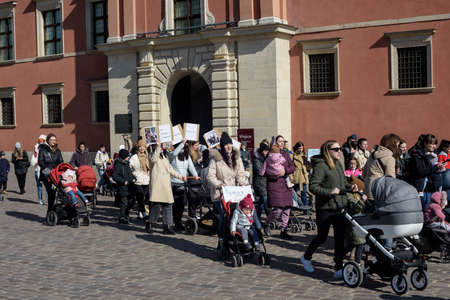Warsaw. Poland. Castle Square. 03.18.2022. Anti-war rally of Ukrainian women whose husbands remained in Ukraine.のeditorial素材