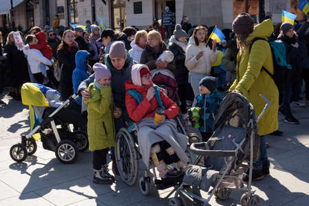 Warsaw. Poland. Castle Square. 03.18.2022. Anti-war meeting in Warsaw, Castle Square. Ukrainian women and children call for end to war.のeditorial素材