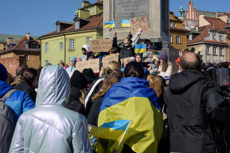 Warsaw. Poland. Castle Square. 03.18.2022. Anti-war meeting in Warsaw, Castle Square. Ukrainian women and children call for end to war.のeditorial素材