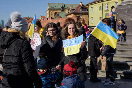 Warsaw. Poland. Castle Square. 03.18.2022. Anti-war meeting in Warsaw, Castle Square. Ukrainian women and children call for end to war.のeditorial素材