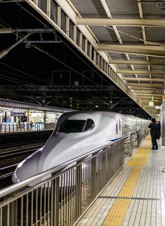 Train passengers on train station platformのeditorial素材
