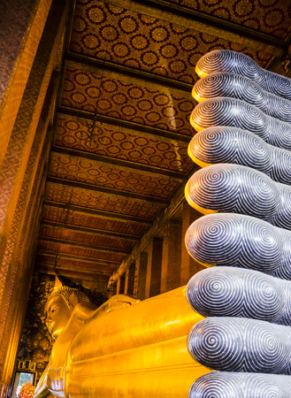 Golden reclining Buddha, Wat Pho, Bangkok, Thailandのeditorial素材