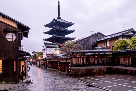 Yasaka Pagoda and Sannen Zaka Street in rainy day : Famous place in Kyoto, Japan.のeditorial素材