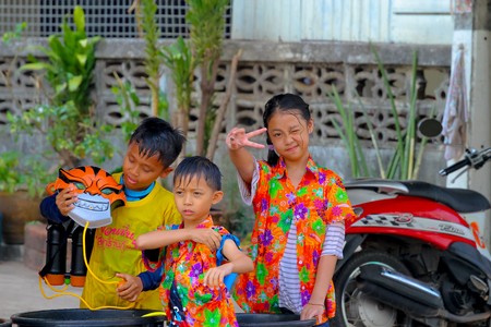 kALASIN,THAILAND - April 14, 2016:Tradition of pouring water It is a continuation of the long New Year Thailand. pour water on each other and having fun at Songkran festival, the traditional Thai New Year.popular during Songkran.Songkran is Thailand's Newのeditorial素材