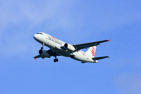 CHIANGMAI , THAILAND - SEPTEMBER 24 2014: B-HSU Airbus A320-200 of Dragon air. Landing to Chiangmai airport from Hongkong airport.のeditorial素材