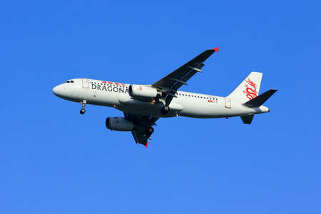 CHIANGMAI , THAILAND - SEPTEMBER 24 2014: B-HSU Airbus A320-200 of Dragon air. Landing to Chiangmai airport from Hongkong airport.のeditorial素材