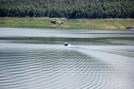 CHIANGMAI, THAILAND -OCTOBER  14  2015: Travel ship in Mae Ngad dam, Location about 40 km north of Chiangmai city, Maetang District, Chiangmai, Thailand.のeditorial素材