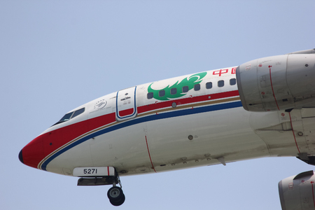 CHIANGMAI , THAILAND- MARCH 5 2014: B-5271 Boeing 737-700 of China Eastern Airline Landing to Chiangmai Airport from Kunming.のeditorial素材