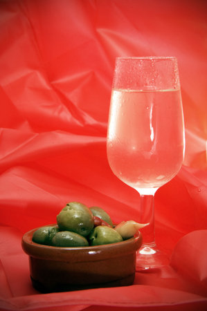 a bowl of olives and a cup of fino typical of spainの写真素材
