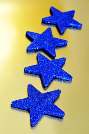 some blue christmas stars on a golden background 