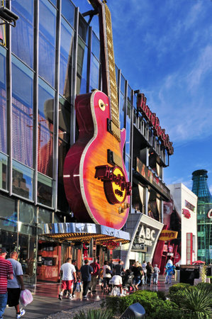 Las Vegas, USA - October 11, 2011: People walking in Las Vegas Strip in Las Vegas, US. Besides casinos and hotels, there are many attractions in The Strip as the Hard Rock Cafeのeditorial素材