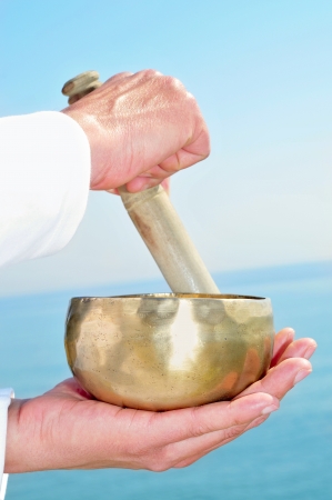 someone playing a tibetan bowlの写真素材