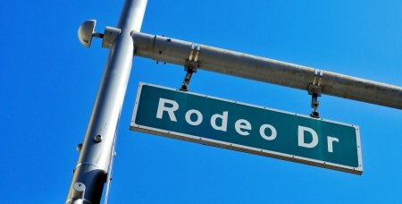 a Rodeo Drive sign over the blue skyの写真素材