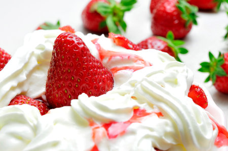 closeup of a bowl with appetizing strawberries and creamの写真素材