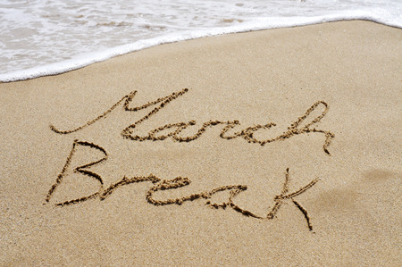 the text march break written in the sand of a beachの写真素材