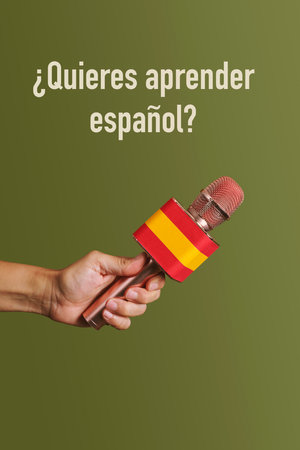 a man holds a microphone patterned with the flag of spain and the question do you want to learn spanish written in spanish in front of a green  backgroundの写真素材
