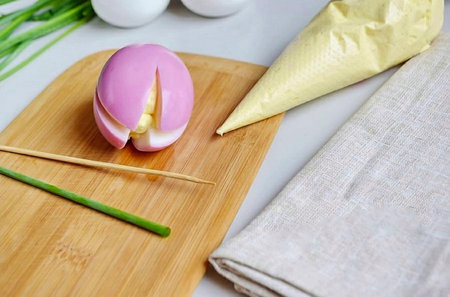 Fill a pastry bag with yolk mass, tie the edge, cut off a corner, I always make a small hole, it is...