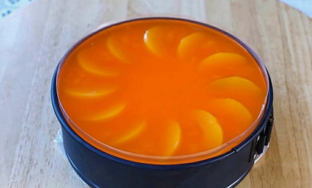 Dilute the fruit jelly according to the instructions on the package. Fill everything with fruit...
