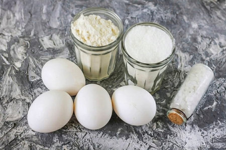 Prepare the indicated ingredients. Using a wide form, increase the number of eggs to 5 pieces, as well as the baking time by 5-7 minutes, without changing the rate of sugar and flour, so that the biscuit dough turns out to be larger and the baking itself is fluffier.の写真素材