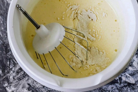 Add pre-sieved premium wheat flour. Stir in at low speed, or simply use a silicone spatula to prevent air bubbles that cause the baked goods to rise.の写真素材