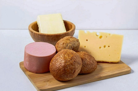 Prepare the ingredients. Butter Crispbreads cereal greens sausage Hard cheese.