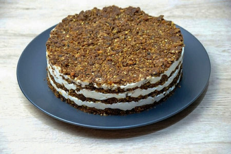 Assemble the cake in a mold with a diameter of 18 cm, lay an acetate tape along the side, divide the crumb into 4 parts, the sour cream-curd mass into 3 parts. When assembling, alternate sequentially all the layers, the top layer is made of crumbs. Set the cake to stabilize in a cool place for 2-3 hours.の写真素材