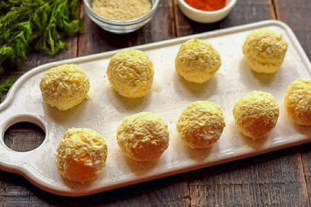 Mix all components thoroughly until smooth, lightly salt. Roll nine balls of the same size.の写真素材