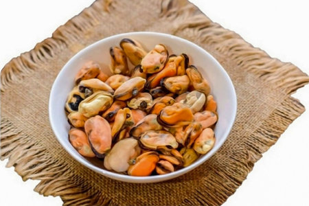 Remove the mussels from the freezer in advance, defrost.